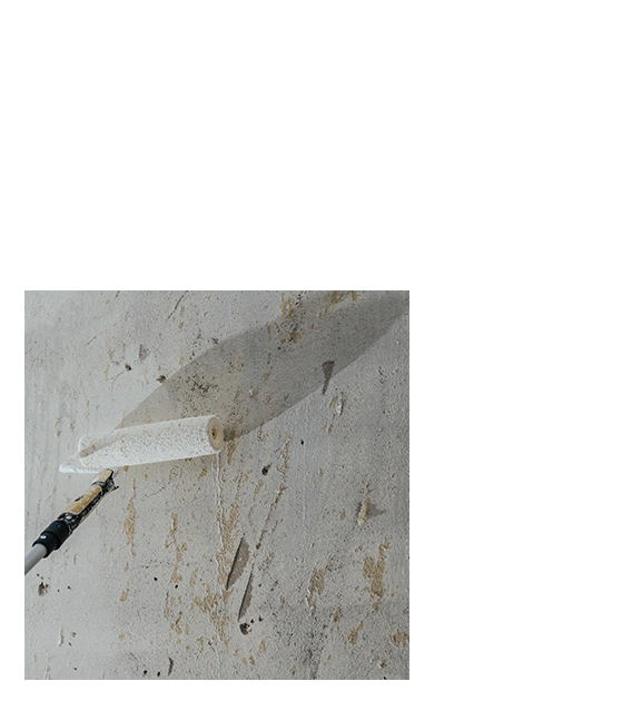 Eine Malerrolle auf einer Wand