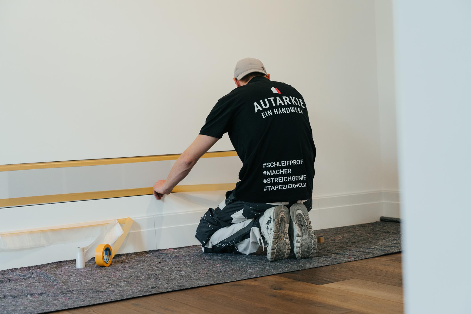 Abkleben von Wänden beim Streichen.
